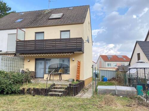 Rückwärtige Ansicht mit Terrasse - 4 Zimmer Doppelhaushälfte in Fürth