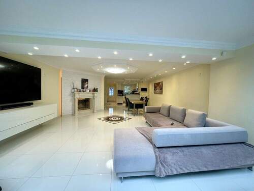 Blick Richtung Küche - 5 Zimmer Reihenmittelhaus in München