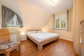 helles Schlafzimmer mit Fledermausgaube und Fenste - 