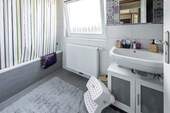 Badezimmer mit Wanne im Dachgeschoss - 