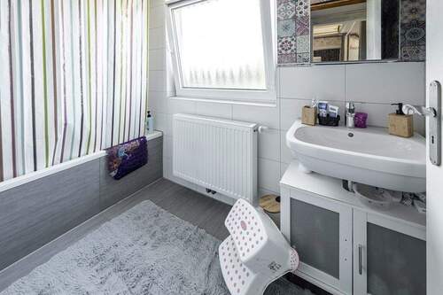 Badezimmer mit Wanne im Dachgeschoss - 