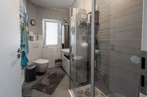 Badezimmer mit Dusche im Erdgeschoss - 