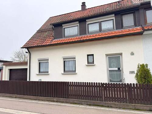 Außenansicht - Charmante Doppelhaushälfte mit Garten und Doppelgarage