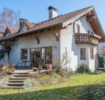 AIGNER - Eichenau: Charmante Doppelhaushälfte mit schönem Garten in ruhiger Wohnlage!