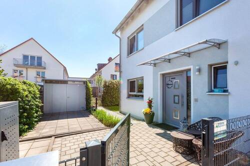 Außenansicht Eingangsbereich - Doppelhaushälfte mit 173,60 m² in Olching zum Kaufen