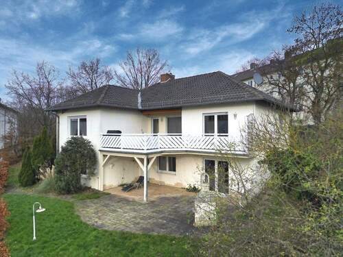 Außenansicht mit Terrasse und Balkon - Modernisiertes Einfamilienhaus mit vielen Highlights und großzügigem Grundriss in urbaner Wohnlage