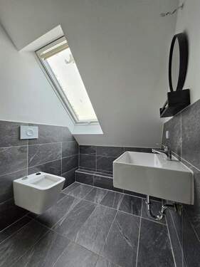 modernes Duschbad mit Fenster - 