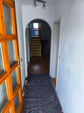 Eingang + Flur - 4 Zimmer Mehrfamilienhaus, Wohnhaus in Remchingen