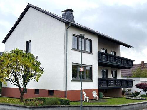 Bild 1 - Runzhausen: geräumiges Zweifamilienhaus mit Garten