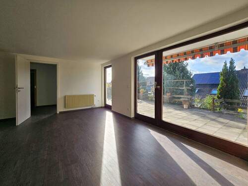 Wohnzimmer im Gartengeschoss mit Zugang zur Terrasse - 