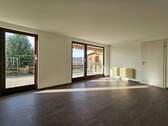 Wohnzimmer im Gartengeschoss mit Zugang zur Terrasse - 