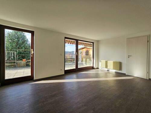 Wohnzimmer im Gartengeschoss mit Zugang zur Terrasse - 