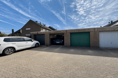 Garage und Stellplatz - 