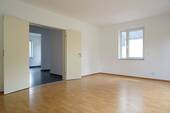 Wohnzimmer mit Laminatboden - 