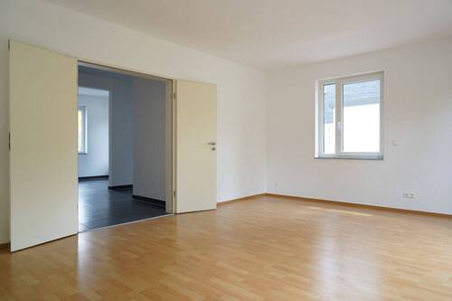 Wohnzimmer mit Laminatboden - 
