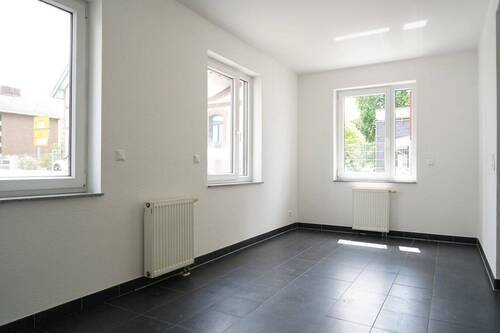 Küche mit Fliesenboden - 