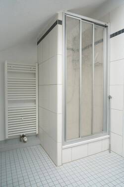 Bad mit Dusche im OG - 