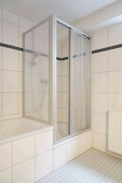 Bad mit Dusche u. Wanne - 
