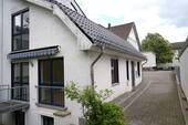 Eingangsbereich u. Stellplätze - Reihenendhaus mit 112,00 m&sup2; in Burgdorf zur Miete