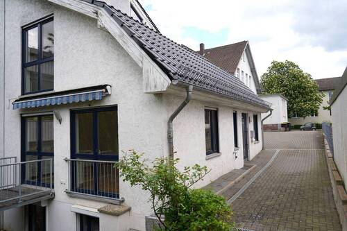 Eingangsbereich u. Stellplätze - Reihenendhaus mit 112,00 m&sup2; in Burgdorf zur Miete