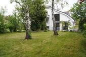idyllisch eingewachsener Garten - 