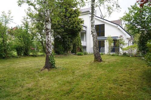 idyllisch eingewachsener Garten - 