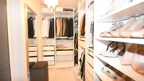 Für die Eltern ein eigener Ankleideraum.. - 