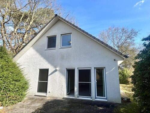 Aussenansicht aus dem Garten - 5 Zimmer Einfamilienhaus in Ahrensburg