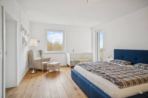 Lichtdurchflutetes Schlafzimmer mit Bad en Suite und Balkonzugang - 