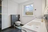 Modernes En-Suite-Badezimmer mit Dusche - 