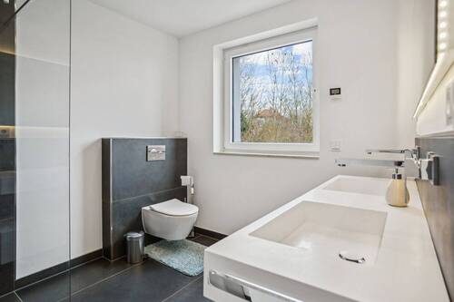 Modernes En-Suite-Badezimmer mit Dusche - 