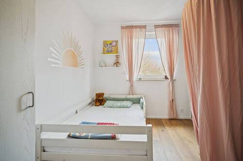 Kinderzimmer mit viel Tageslicht - 