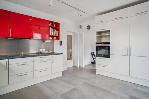 Einbauküche mit direktem Zugang zum Essbereich - 