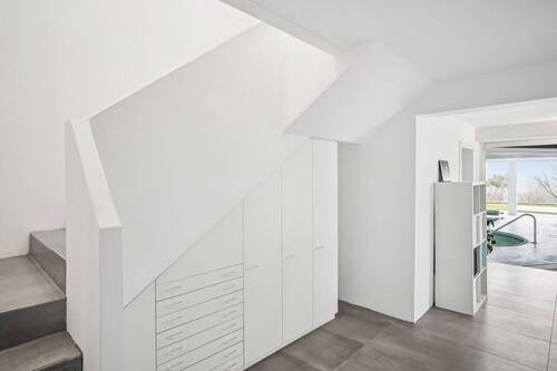  Repräsentativer Treppenbereich mit offener Gestaltung, intergrierter Einbauschrank - 