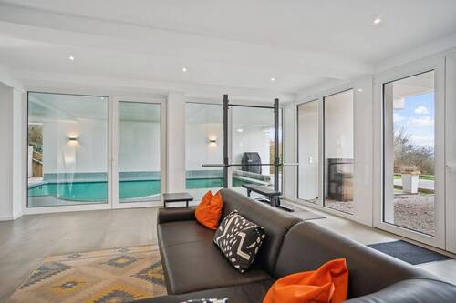 Freizeitbereich mit direktem Zugang zum Pool im UG - 