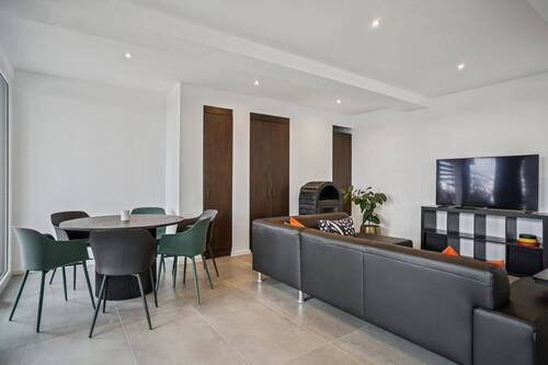 Hobby-/Wohnbereich mit Kamin und Zugang zu Terrasse, Pool & Gartens UG - 