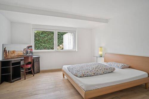 Einladendes Zimmer mit vielfältigen Nutzungsmöglichkeiten und warmem Wohngefühl im UG - 