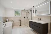 Hochwertig ausgestattetes Badezimmer im UG mit Dusche und Badewanne - 