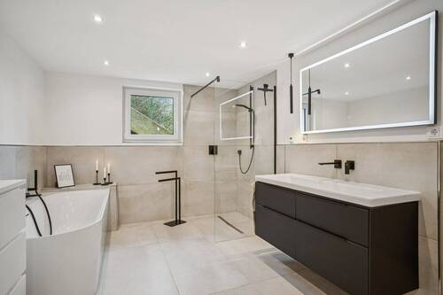 Hochwertig ausgestattetes Badezimmer im UG mit Dusche und Badewanne - 