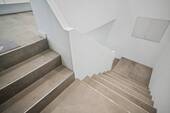 Großzügig gestalteter Treppenbereich mit repräsentativer Wirkung und offener Architektur - 