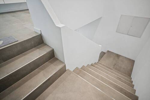 Großzügig gestalteter Treppenbereich mit repräsentativer Wirkung und offener Architektur - 