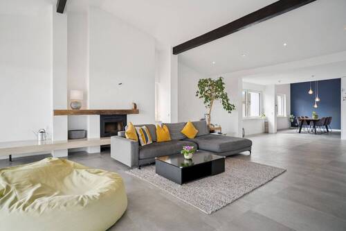 Offener Wohn- und Essbereich mit Kamin - 