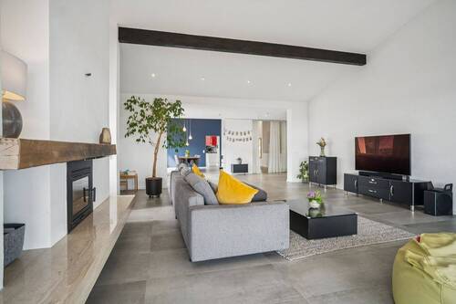 Wohnbereich mit Kamin und offenem Raumkonzept - 