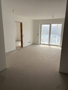 Wohn-/Essbereich mit Zugang zu Terrasse und Garten - 2 Zi.-Wohnung mit Terrasse & Garten