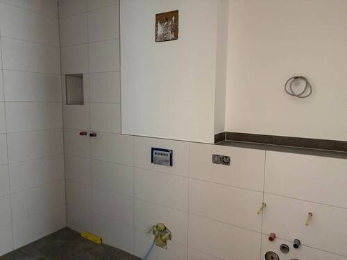 Badezimmer mit Dusche - 2 Zimmer Etagenwohnung in Neumarkt in der Oberpfalz