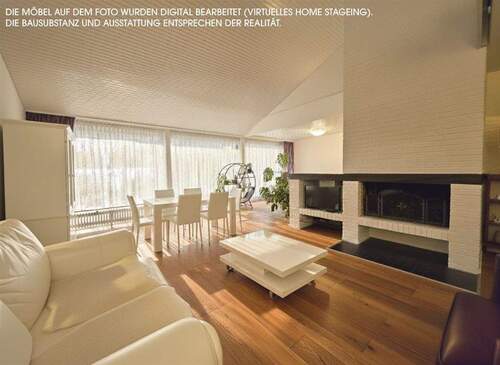 Wohnzimmer mit ca. 8 m Fensterfront und Kamin - 9 Zimmer Einfamilienhaus in Norderstedt