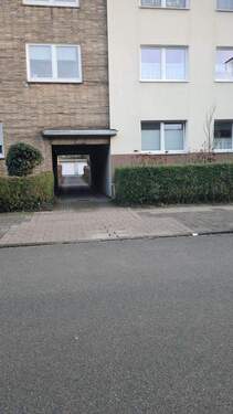 Einfahrt zur Garage - 3 Zimmer Etagenwohnung zur Miete in Duisburg