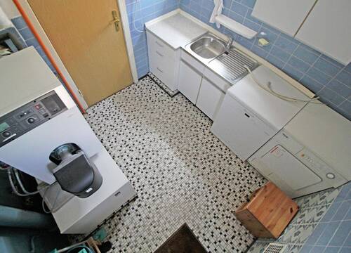 Hauswirtschaftsraum mit Nebeneingangstür im Erdgeschoss - 