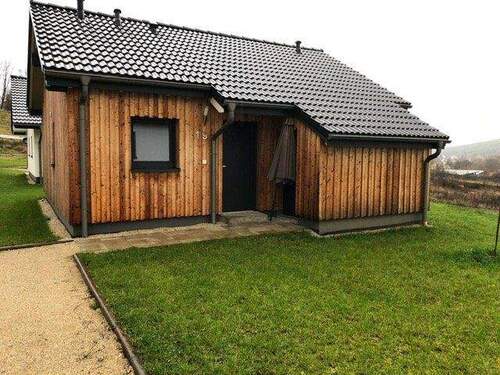 Eingang mit Abstellraum - 1 Zimmer Bungalow zum Kaufen in Mistelgau