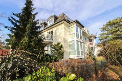 Außenansicht - Bezugsfrei: 3-Zimmer-Wohnung in Hermsdorf mit großzügigem Balkon und Blick in den grünen Garten